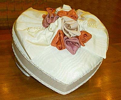 Heart shaped box Cream Damask