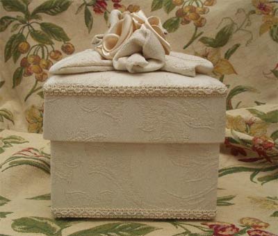 Square box, ivory damask