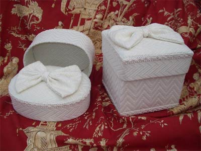 Set of 2 boxes, ivory damask with bow