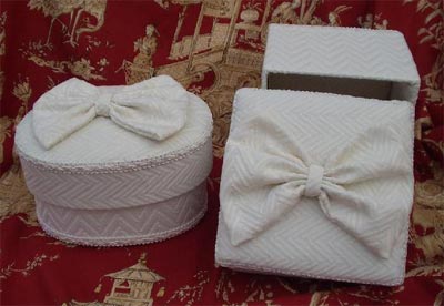 Set of 2 boxes, ivory damask with bow
