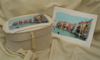 Oval photo box with print