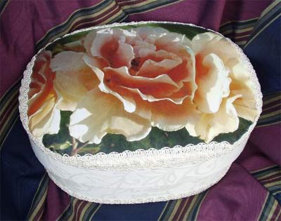 Oval photo box